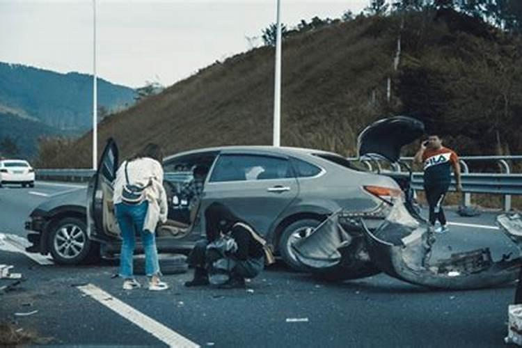 梦见自己和家人出车祸死了