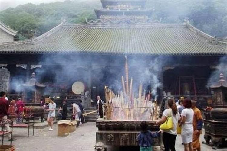 家里人生病可以去寺庙拜拜吗