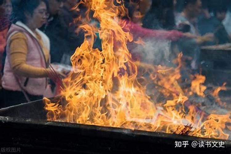 中元节到寺庙给过世的亲人烧纸好不好