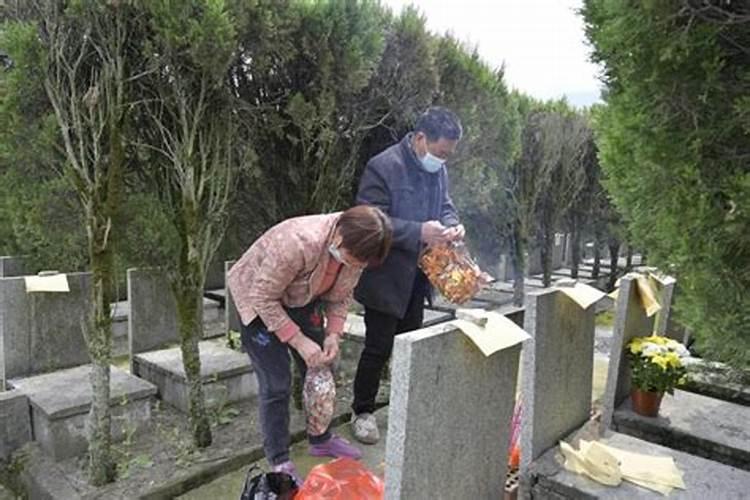 老人过世下葬后是不是要过三年才能去坟头祭拜